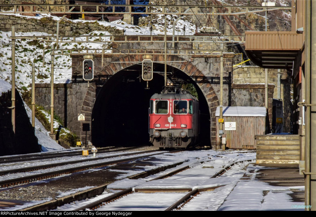 SBB 420 165-3 coming out of tunnel at the station